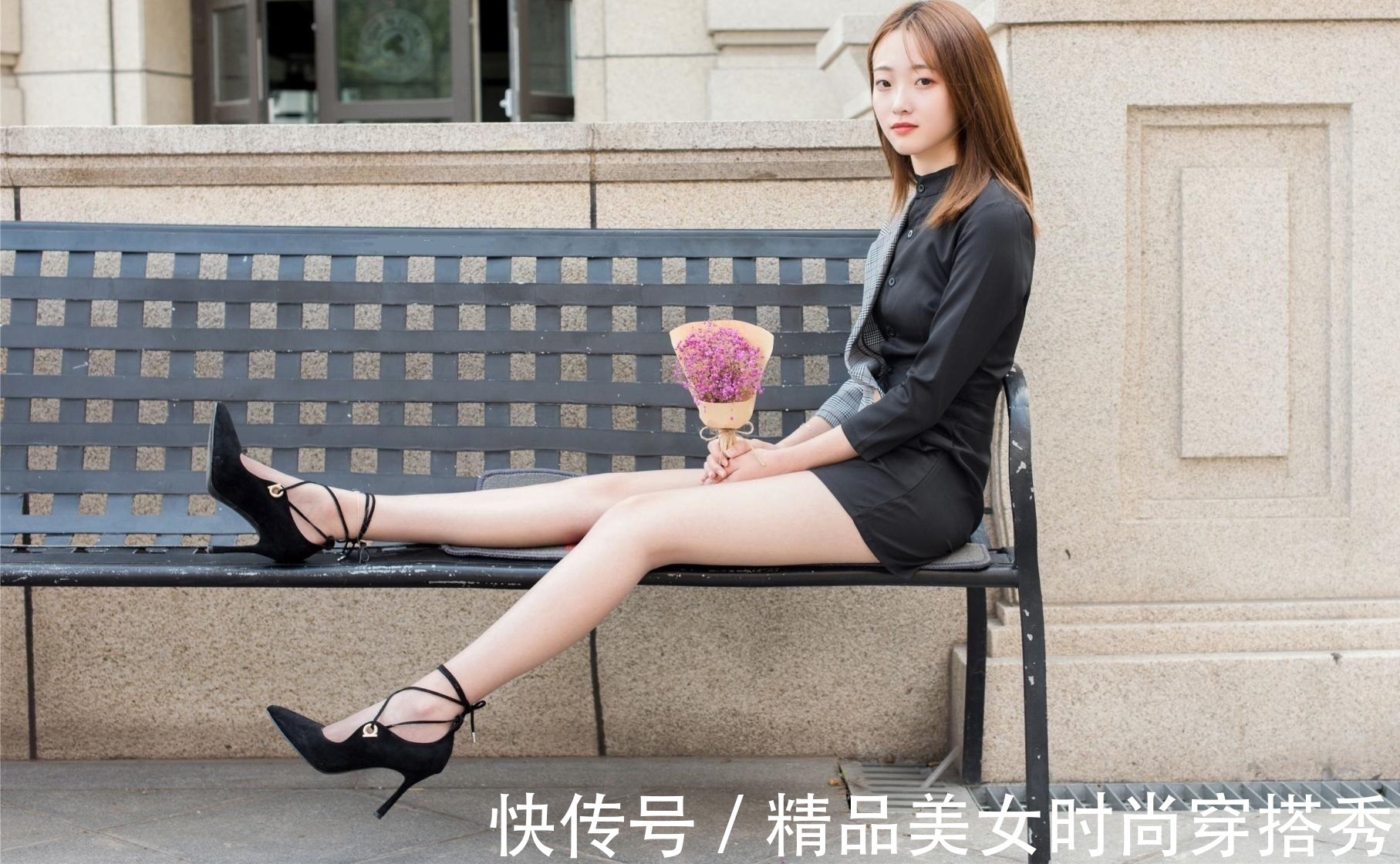 连体裤 拼接的西装连体裤很是个性时尚,让你瞬间成为人群中的焦点