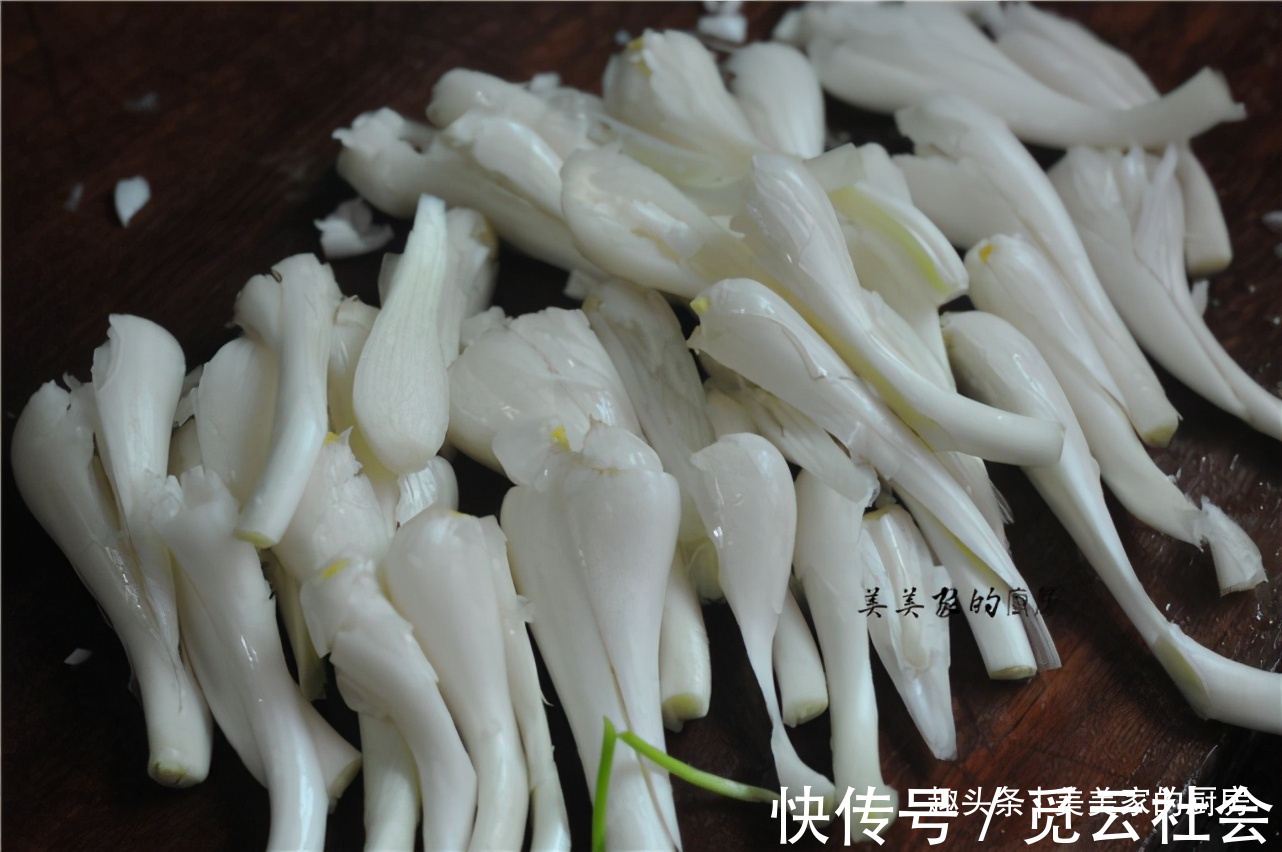 集市上碰到此物别手软,一次买10斤,拌一拌就能吃,爽脆开胃!