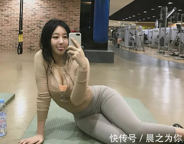 曼妙 身材微胖的打底裤美女,曼妙的曲线非常迷人,显得很有女人味