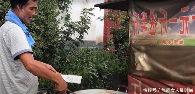 炸鱼|夫妻街头卖“香酥”小吃,20元一斤遭哄抢,食客连鱼刺都能吃!
