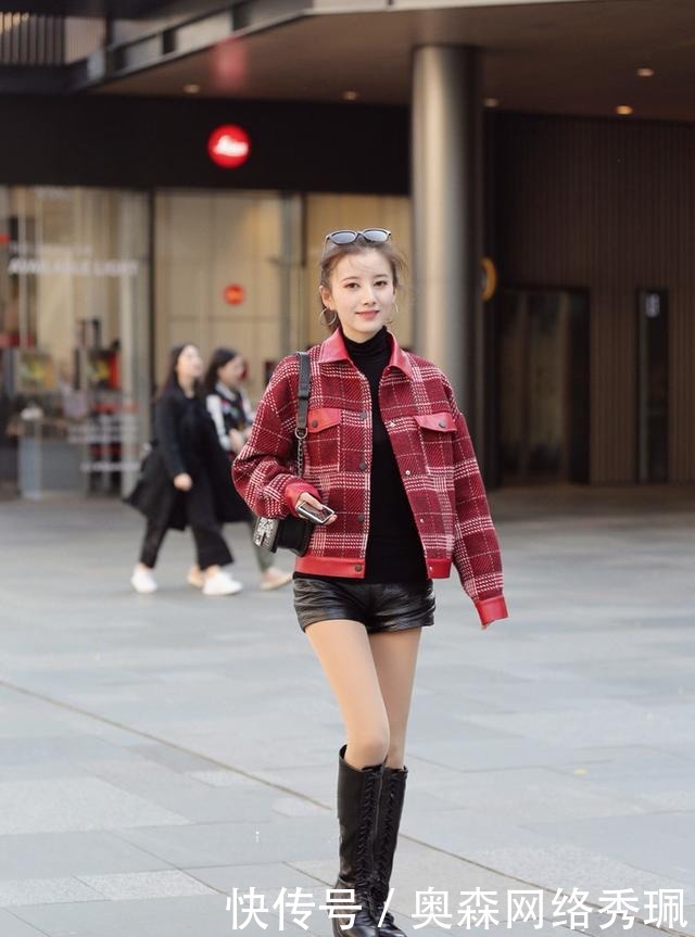 特别|街拍:黑色蕾丝+白色毛衣,美女捂着嘴笑,脚上袜子把小编萌化了