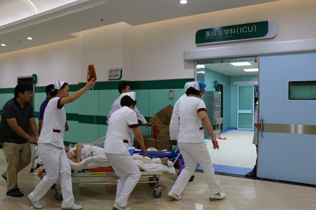 产房|产妇半夜生二胎,产房外只有大女儿一人等候,孩子的话让护士落泪