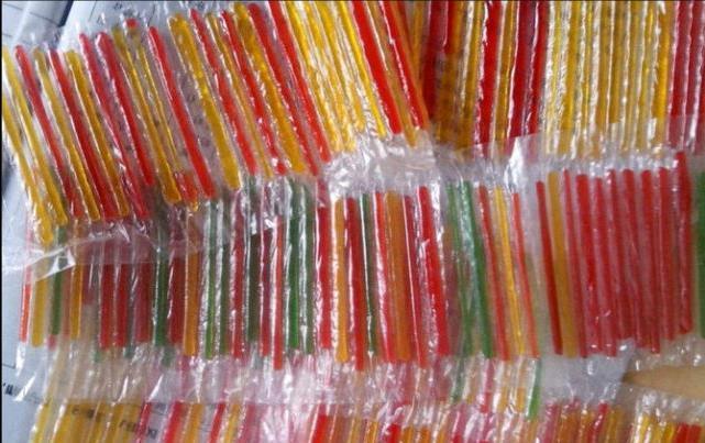 父母|男孩胃里发现一团“胶”,父母眼中的好零食,制作环境堪比垃圾场