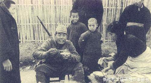 不齿|日军暴行抓住小女孩给糖吃,热情送衣物,原来都是不齿的勾当