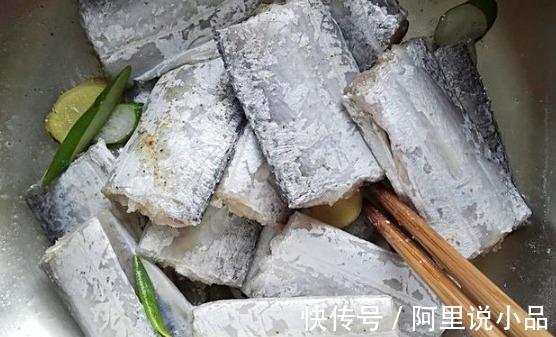 炸带鱼只用淀粉是不够的，方法不对，难怪不香不酥脆！