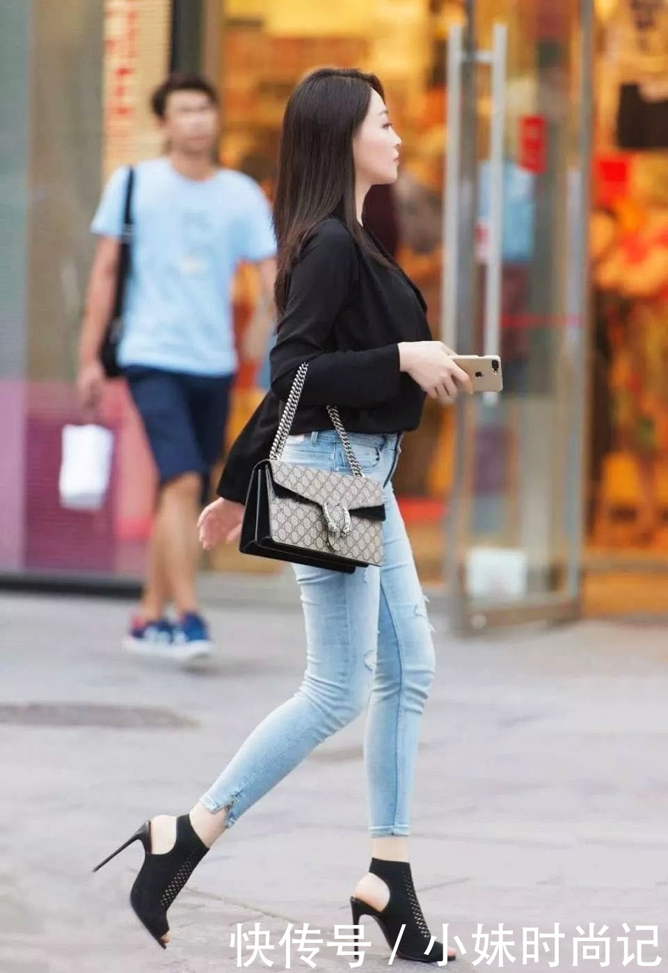 简单|黑色上衣与破洞牛仔裤搭配,秋日休闲通勤风穿搭,简单时尚显气质