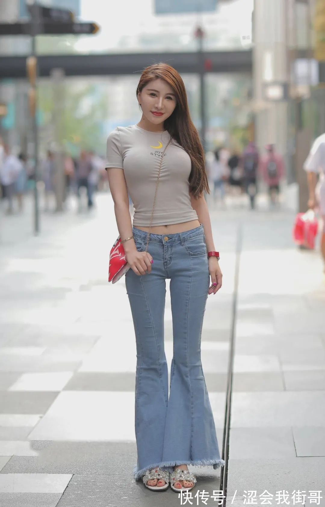喇叭裤 牛仔喇叭裤搭配紧身T恤,增添了俏皮的女人味