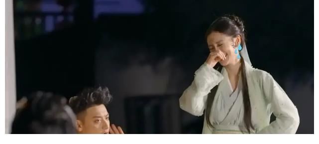 社交平台|黄晓明回家和妈妈姥姥相聚,菜肴丰盛可口,饭桌旁的结婚照太惹眼