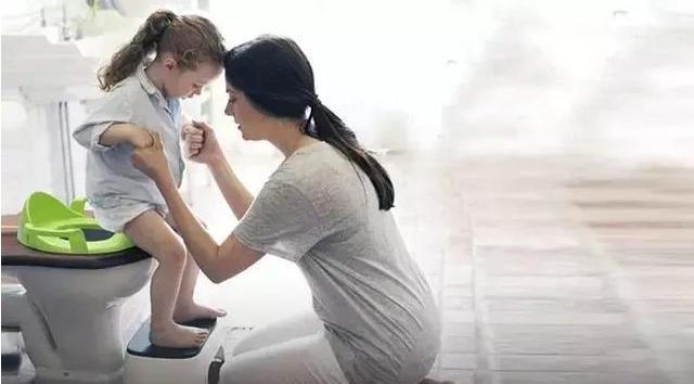 马桶|如果宝宝发出这些信号,表示可以进行如厕训练了,妈妈们不要错过