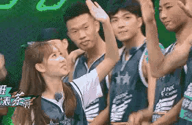 |搞笑GIF:穿成这样想给女友一个惊喜 没想到她给了我一个更大的惊喜