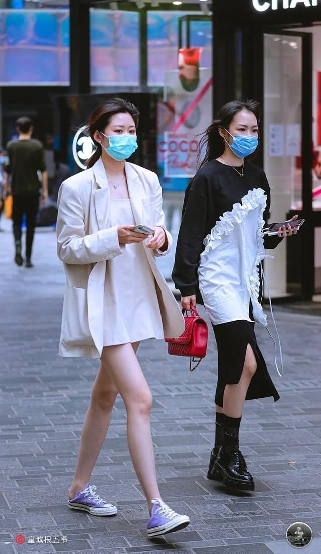 街拍大多数女孩子都喜欢的穿搭,时尚达人教你怎样搭配出大长腿