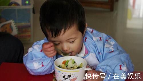 牙齿|8岁男童长出“双排牙”,被拔掉时疼哭了,得知原因后奶奶崩溃