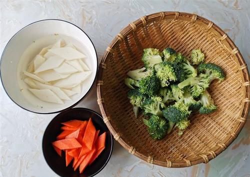 年夜饭，蔬菜小炒受欢迎，把这四种蔬菜一起炒，吃着清淡脆嫩