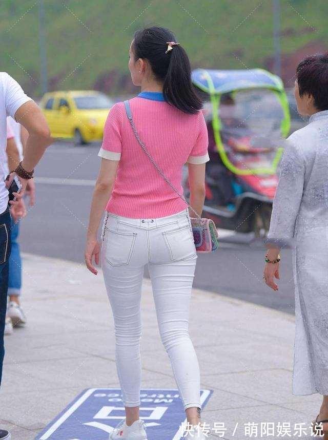 搭配 粉色短袖搭白色打底裤,整体搭配很有质感,拥有满满的潮流气息