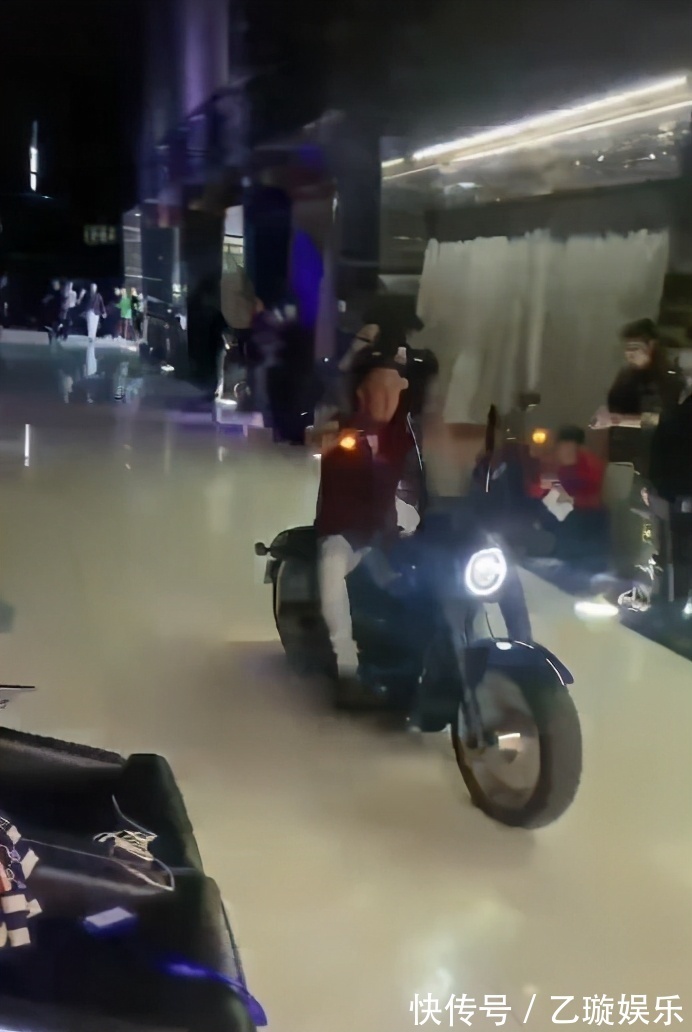 諷刺劉德華，挖苦刀郎，被前女友養(yǎng)3年的楊坤，現(xiàn)狀如何