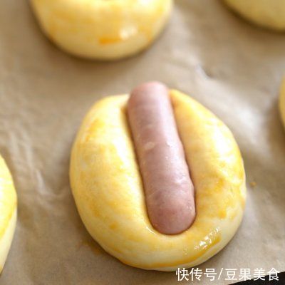 咸香柔软配料多，这个肉松肠仔包可太香了