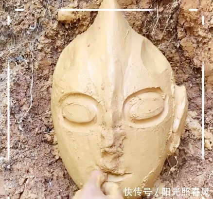 男生|男生用泥巴做“奥特曼”,本以为在瞎胡闹,看到成品迪迦穿越了