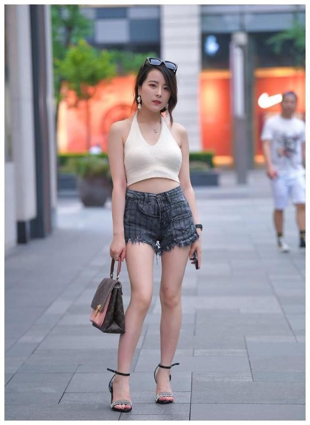 时尚|街拍“矮个”女人，短款背心加高腰牛仔裤，精致又时尚