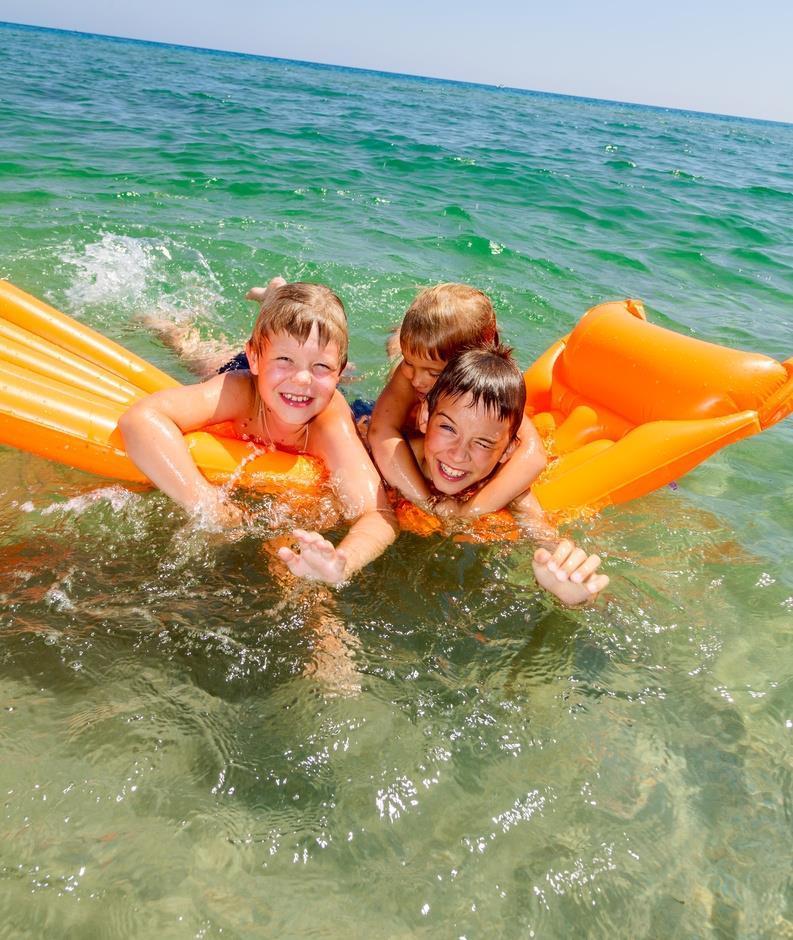 紫外线|多晒后背可以补钙？吃“感光食物”真的会变黑？专家教你晒太阳！