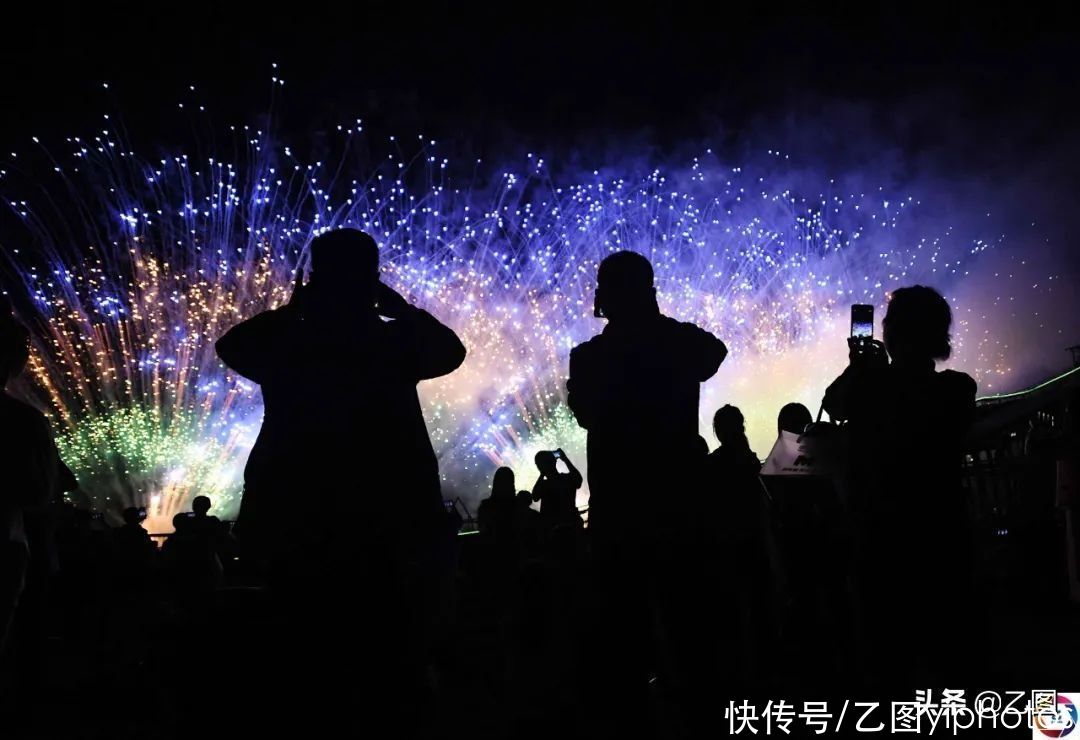 草根景区五一首日游客超半个黄山，越夜人越多，现场惊叫连连