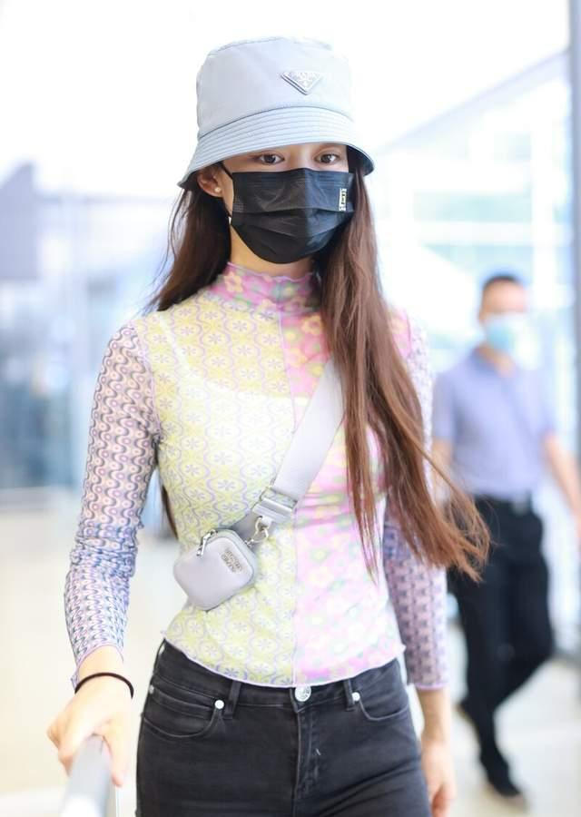 穿搭|吉娜身材绝了,生完娃后身材没变样,吊带配透视修身衣精致又时髦