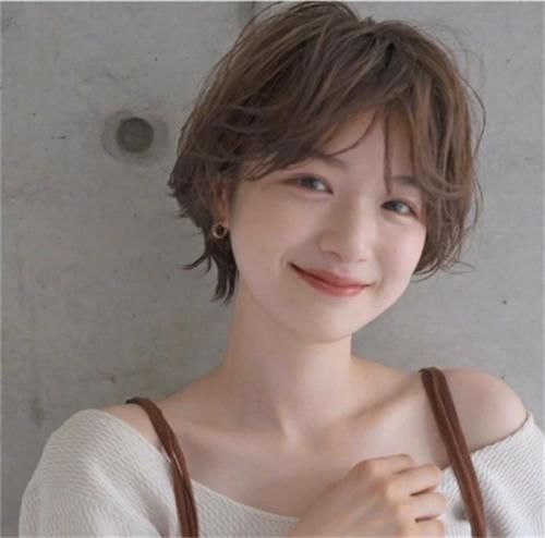 短发比长发更容易彰显自己的风格，清爽利落，简约又不失高级