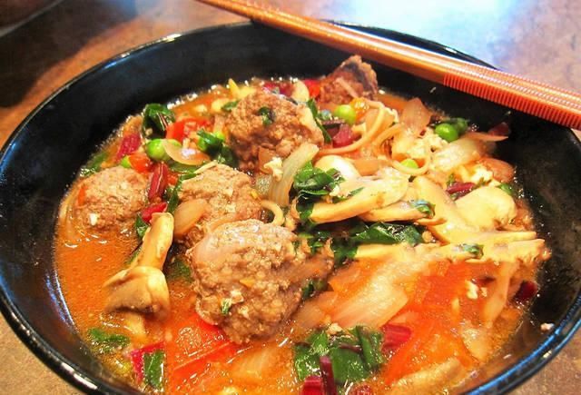 好吃|肉丸和面条一起做,原来这么好吃,我家一周吃5次,上桌汁都不剩