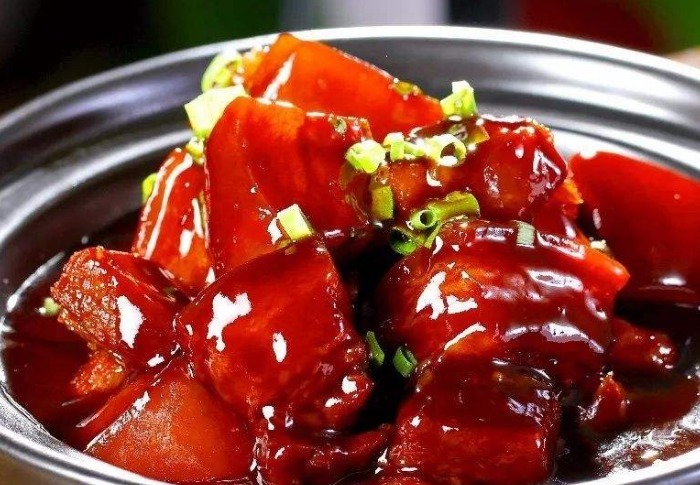 红烧肉放点酱油就发黑,用这个新做法轻松解决,好吃可口还美观