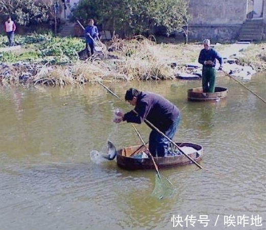 老汉|农村老汉做“婴儿船”下河钓鱼,城里人说他傻,上岸后众人傻眼了