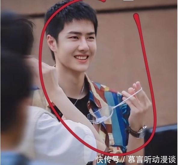 王一博|《天天向上》成都录制节目,王一博被蚊子盯上,真是太“受欢迎”