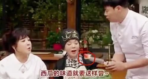 愣住|看看各国吃西瓜的方式,忍了中国,忍了韩国,看到印度的愣住了