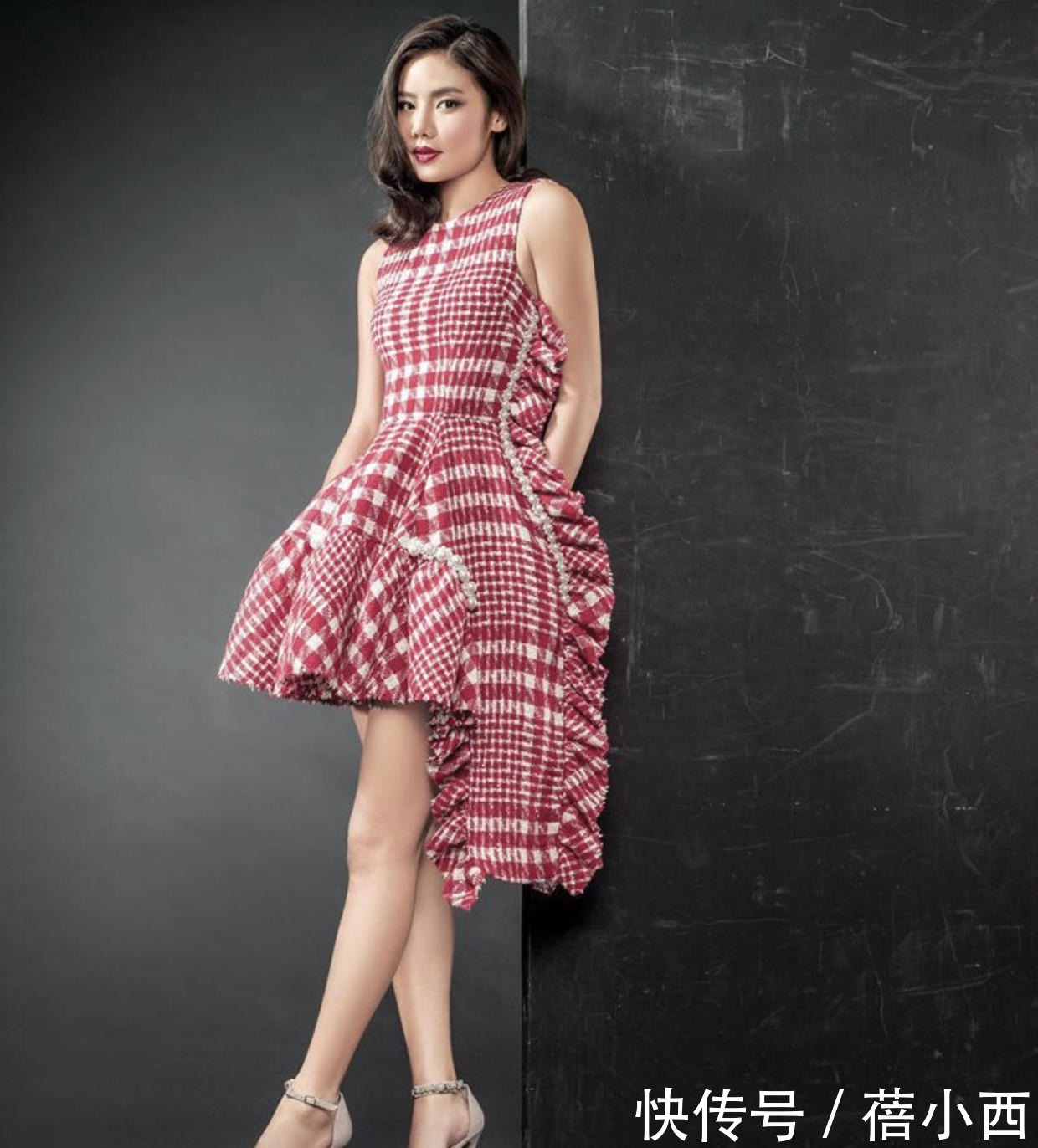 高度|乐基儿减肥成功瘦出新高度,穿抹胸小黑裙亮相,像换了个人似的