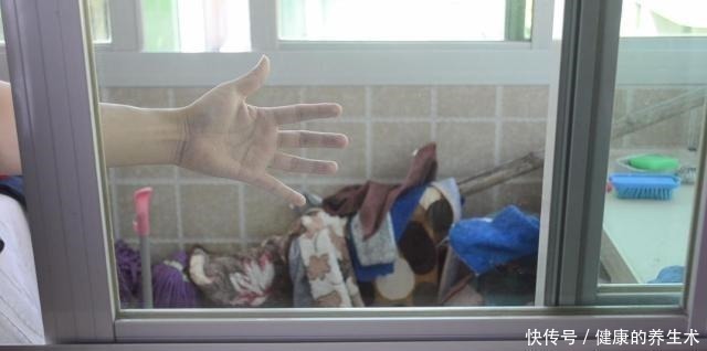 不管玻璃有多脏,试试这个小技巧,不用一滴水,干净透亮还不留灰!