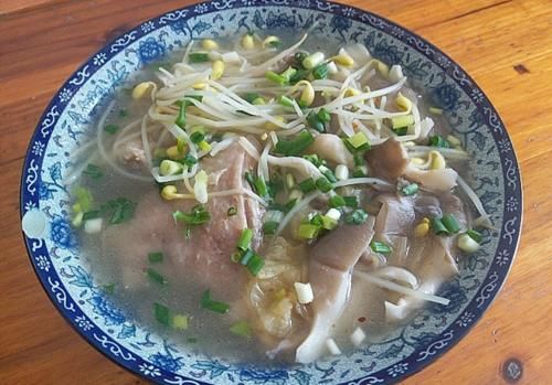 冬天多做此汤,增强免疫力,简单一煮酸辣鲜美,家人爱吃少生病