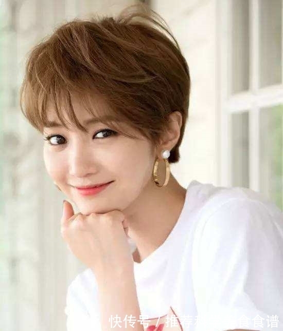 减龄 45岁以上的女人，别再留羊毛卷黑长直，这3种发型减龄好打理