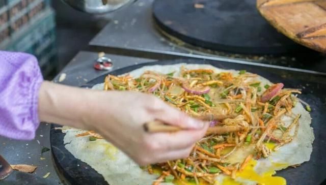 徐州|大妈摆摊做菜煎饼，一出摊就被人围住，七元一张三十种蔬菜随便卷