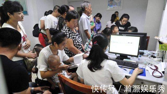 带娃|妈妈偷懒的带娃方式,差点把2个月宝宝差点弄成脑瘫,医生:无知