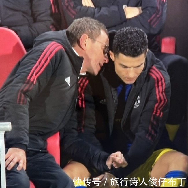 曼联|太感人!朗尼克怀抱CR7,37岁C罗选择原谅他,曼联球员谁还不服?