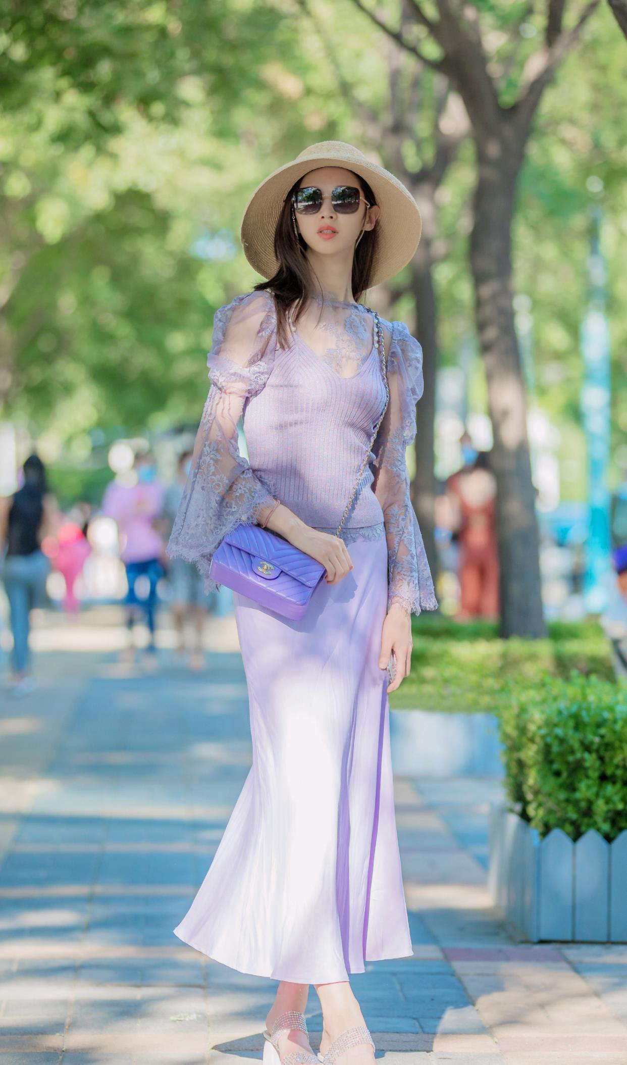 紫色两件套裙子搭配粗跟凉拖鞋,戴草帽凸显创意搭配,显高贵典雅