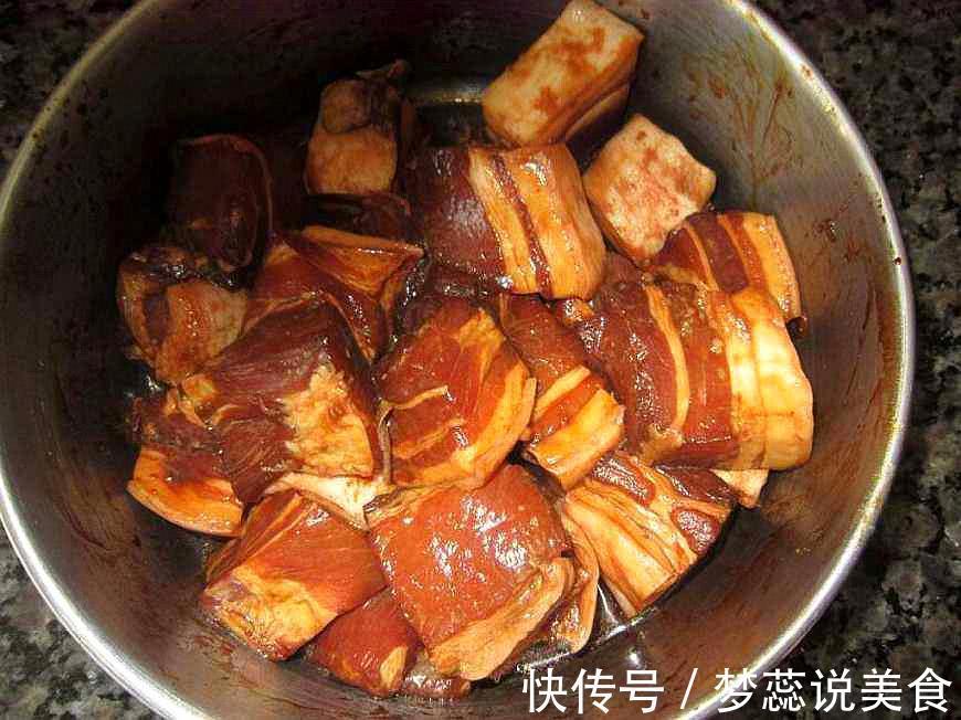 红烧肉一炒就硬别只会傻傻焯水！少了这1步，难怪又老又腥