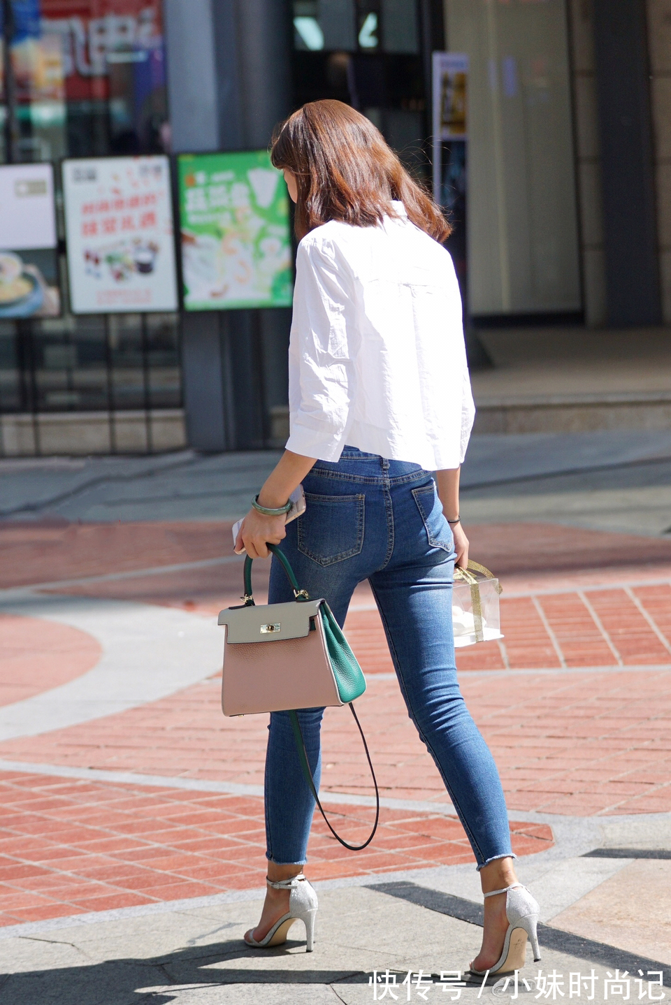 紧身牛仔裤 休闲百搭的牛仔裤,配上白色的短款小衫,清新自然又素雅大方