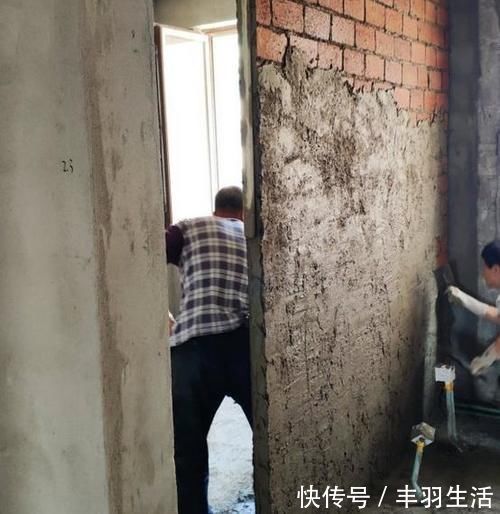 墙体|为了增加几厘米的使用空间业主让工人这样砌墙，胆太大