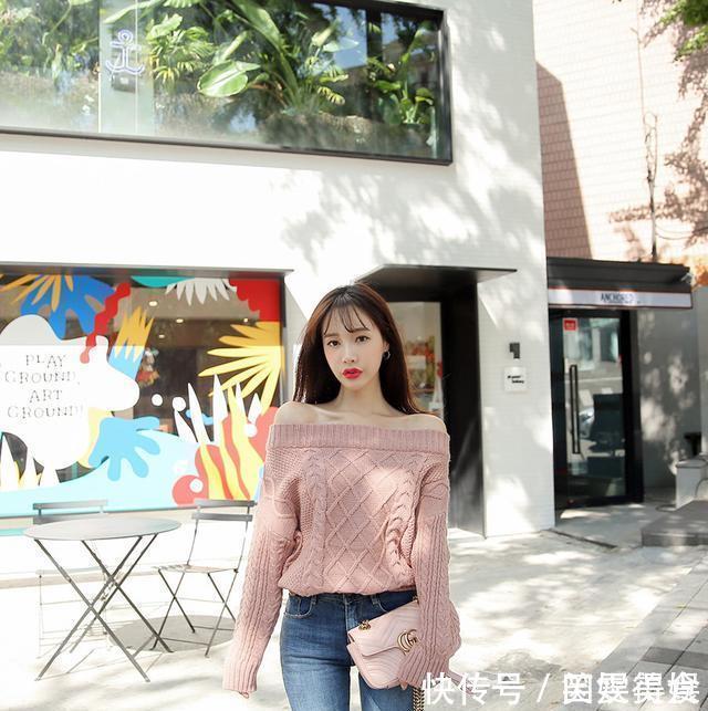 韩国女神露肩装穿搭紧身牛仔裤，性感迷人凸显大长腿