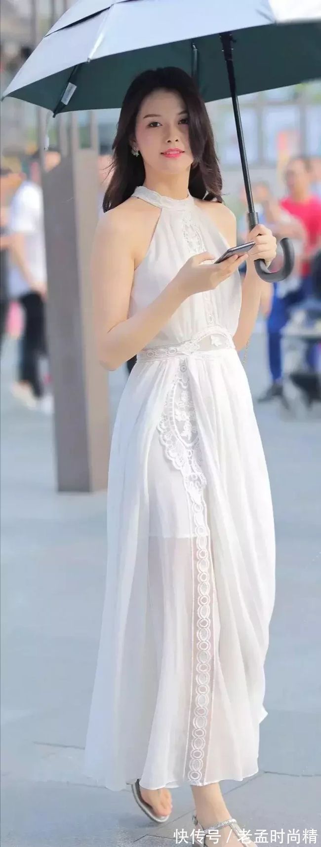 连衣裙 时尚街拍:穿着白色连衣裙的美女温婉动人,如同画中的仙女一般