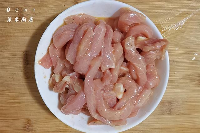 胡萝卜|鱼香肉丝的家常做法,鱼香汁记住比例43211,咸鲜酸甜刚刚好