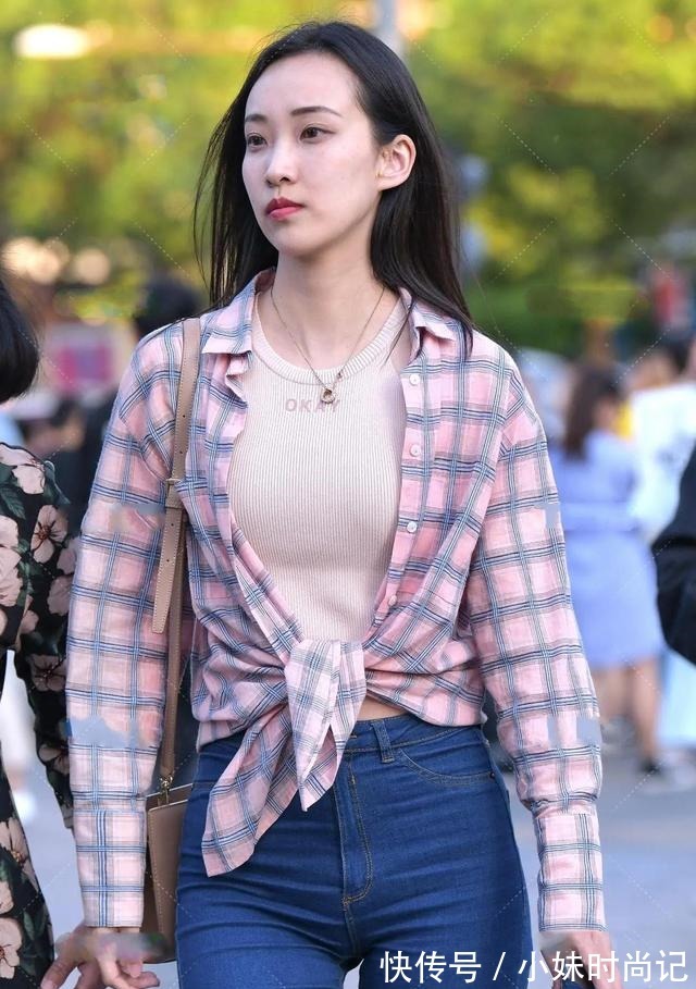 复古风|格子衬衣、牛仔裤,这样的穿搭虽然很复古,但是也很亮眼