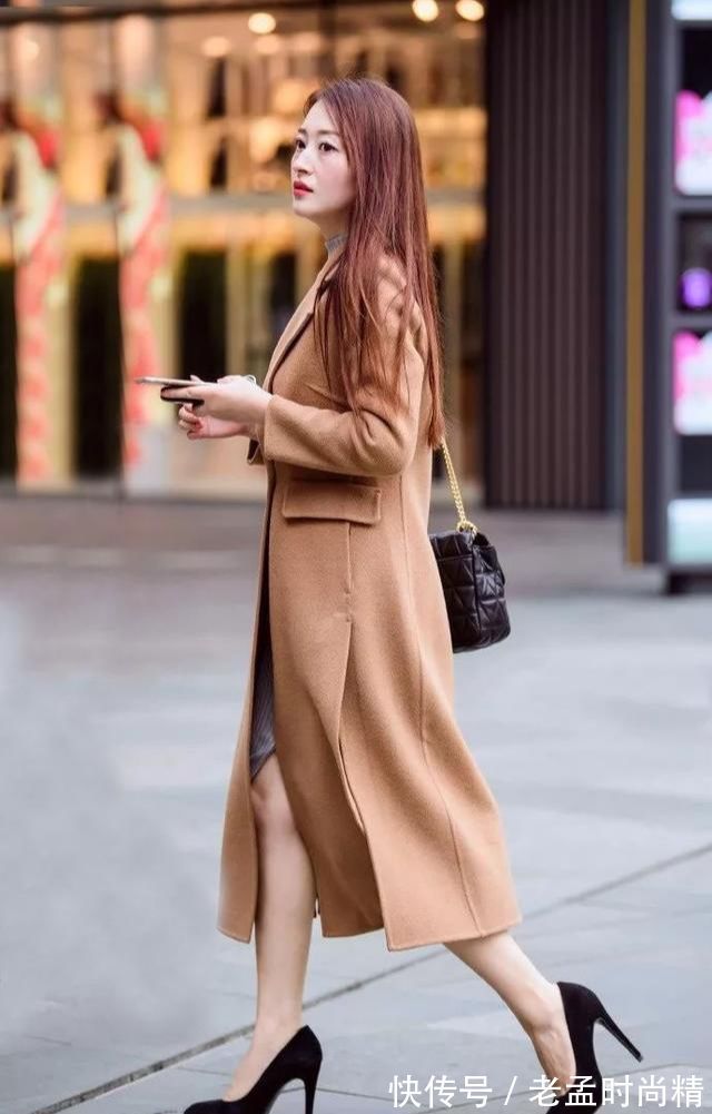羽绒服|街拍美女:小姐姐逛街成焦点,举手投足显高级感,不可拒绝的魅力