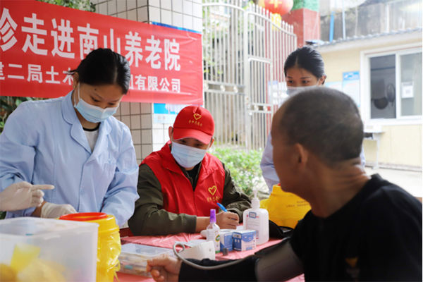 爱心|中建二局土木公司爱心义诊走进成都市南山养老院