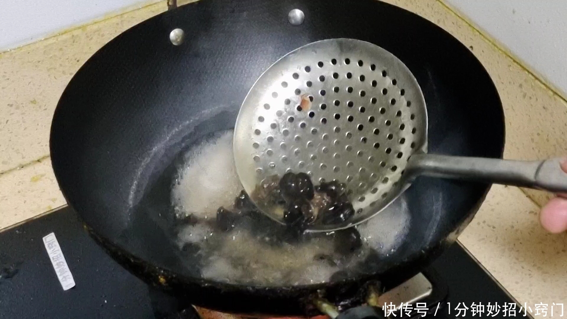 洋葱放锅里蒸一蒸,实在太厉害了,我是头一回见,真是高手在民间