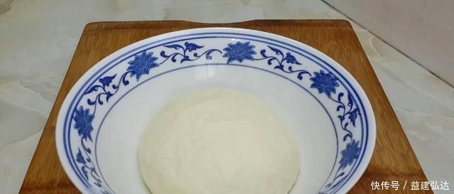 以后面粉就这样做,不发面不烫面,比鸡蛋饼好吃,个个香脆鼓大泡